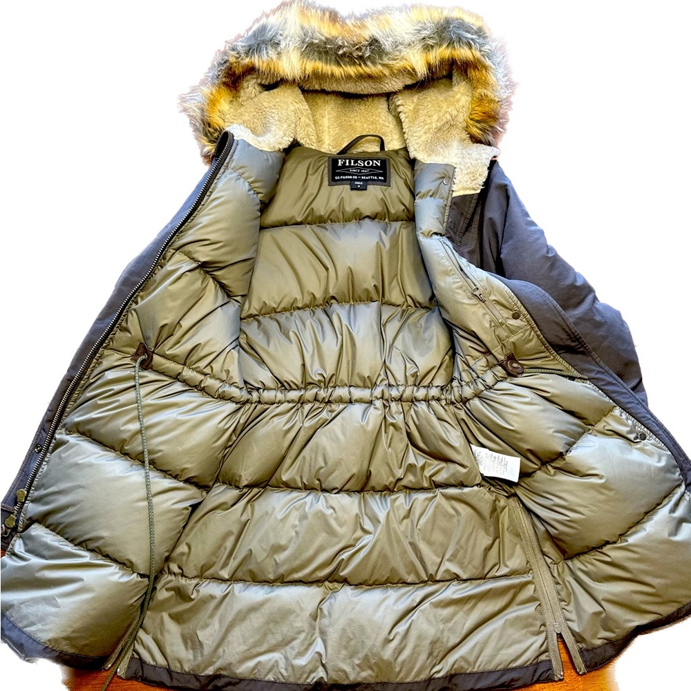 FILSON WOMEN'S ALASKA DOWN 
Medium, gently worn, like new! Stylish and warm!